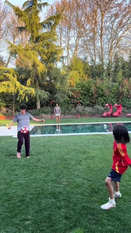 馬塞洛和兒子隔水相傳！大兒子腳法有點東西的！