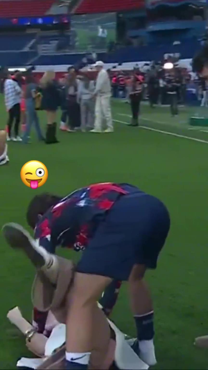 玩這么花?。績染S斯在家人面前把自己女友按倒在地