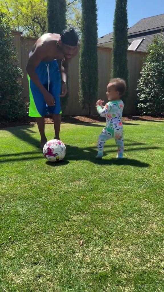 足球要從娃娃抓起！SGA帶娃踢足球，小孩摔倒時鼓掌“嘲笑”！